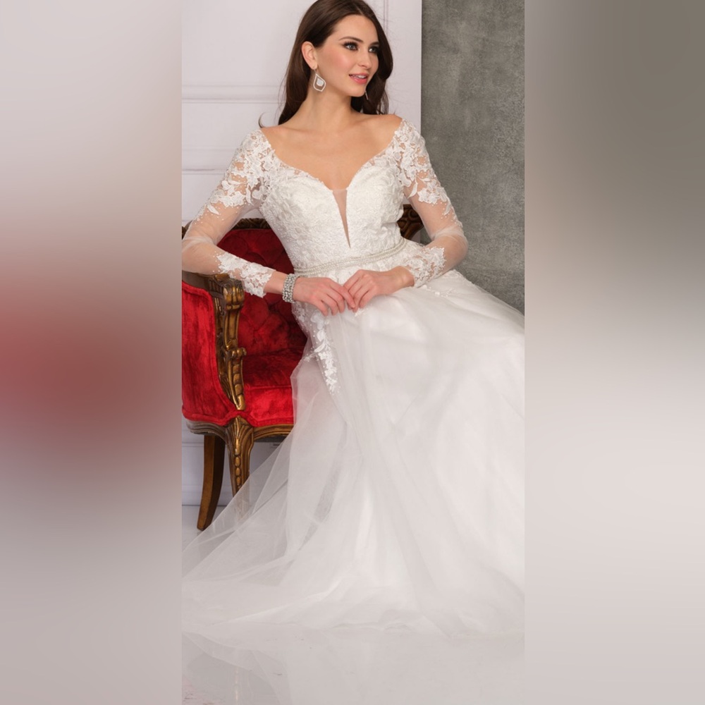 Elegant White Lace Long Sleeve Dress.  Size 16.  P922